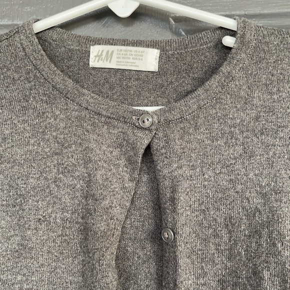 Girls H&M gray cardigan cotton sweater. Like new. Size 4-6Y. - Picture 2 of 6